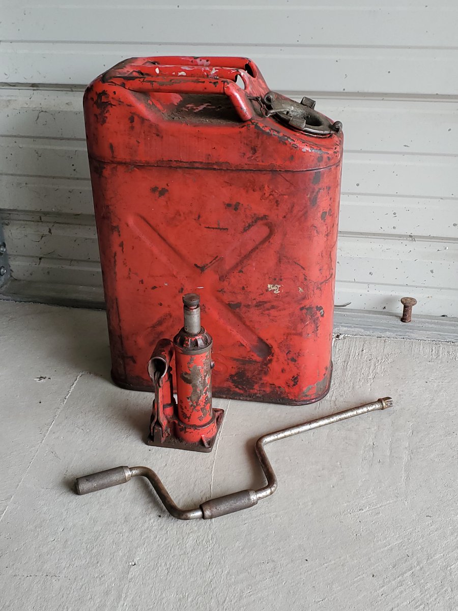 kovuonline's tweet photo. something amazing spawned at a nearby garage sale. an ancient bottle jack, the perfect patina'd jerry can for mad max LARPing purposes and a speed wrench (something i've wanted for years after watching youtube videos of pakastanis rebuild shitheaps on the side of the road) https://t.co/Z9SkQ4sibz