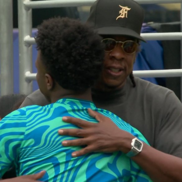 DoentesPFutebol's tweet photo. Jay-Z dando um alô para os jogadores do Brasil. https://t.co/AUFcLjbuR6