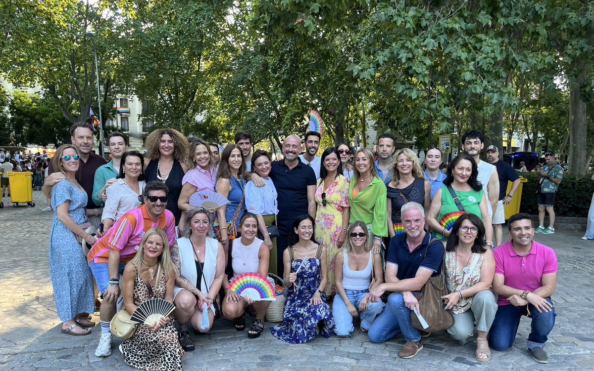 rosaromerocr's tweet photo. Con @DELOSSANTOSLEAL y compañeros del Congreso y Senado asistimos al #Orgullo26 en Madrid.
Mi apoyo a las personas LGTBI, defendemos sus derechos porque creemos en la Igualdad, Libertad y Respeto.
Esta bandera no va de ideología y sectarismo como quiere la izquierda. https://t.co/ZZBhH24dgA