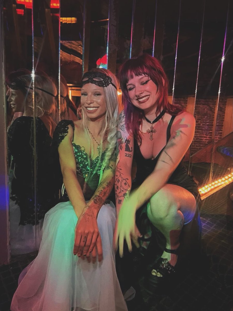 ashleykritee's tweet photo. putting the rave in raven😘❤️ https://t.co/P5AUvKnZC9