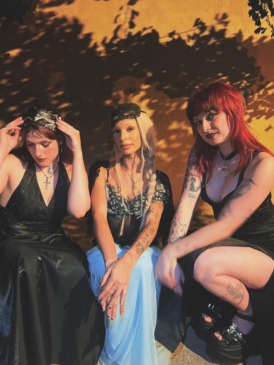 ashleykritee's tweet photo. putting the rave in raven😘❤️ https://t.co/P5AUvKnZC9