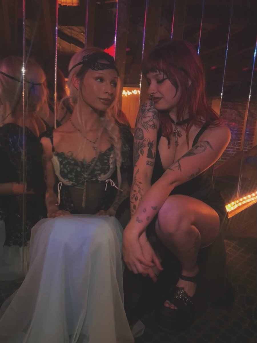 ashleykritee's tweet photo. putting the rave in raven😘❤️ https://t.co/P5AUvKnZC9