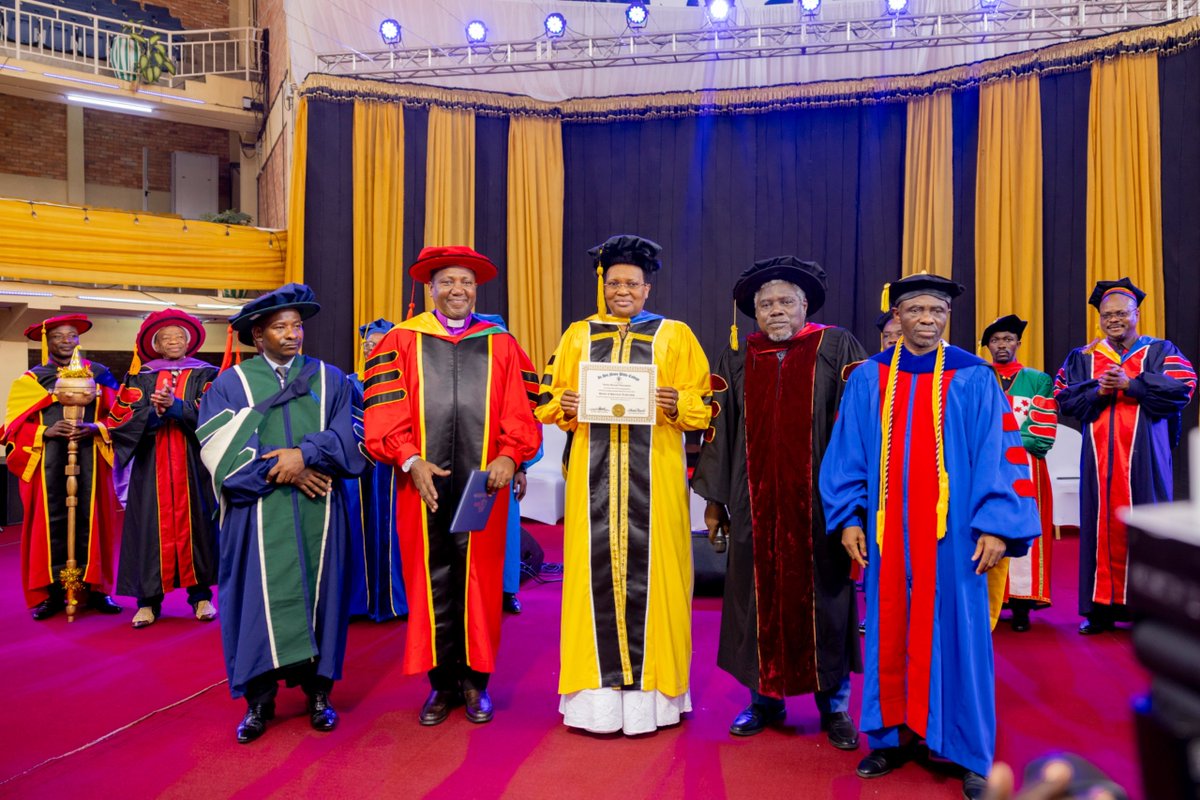 Burundi1stLady's tweet photo. Je tiens à adresser mes plus sincères félicitations à ma grande sœur, Dr Révérend Pasteur Denise Nkurunziza, pour avoir été élevée au grade d'honneur de Doctorat par l'Université  IN HIS NAME BIBLE COLLEGE

Cette distinction vient couronner son engagement, son excellence et son dévouement au service de Dieu et de son prochain.

Que cette nouvelle étape vous apporte un plus grand épanouissement dans votre vocation et vous inspire toujours davantage à servir Dieu avec amour, sagesse et humilité.

Toutes mes félicitations et que Dieu vous bénisse abondamment.