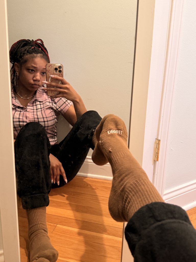 Send2Simonee's tweet photo. quitting? when my nike socks r gonna make u just do it 😈 https://t.co/Y9uws5Gx79