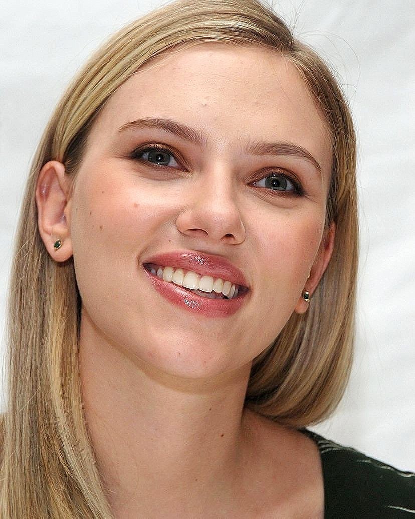 Celebupdate0's tweet photo. Scarlett Johansson's glow isn't reflected by light, light borrows it from her🌟 https://t.co/I2nkHuCFTw