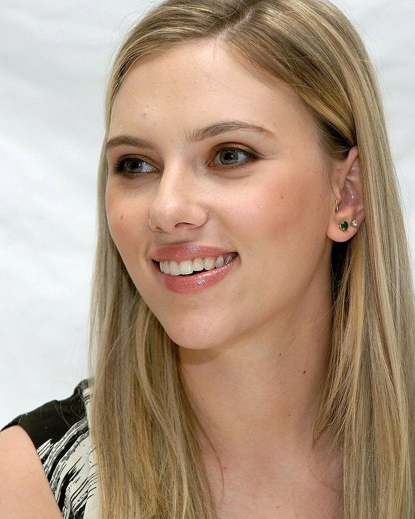 Celebupdate0's tweet photo. Scarlett Johansson's glow isn't reflected by light, light borrows it from her🌟 https://t.co/I2nkHuCFTw