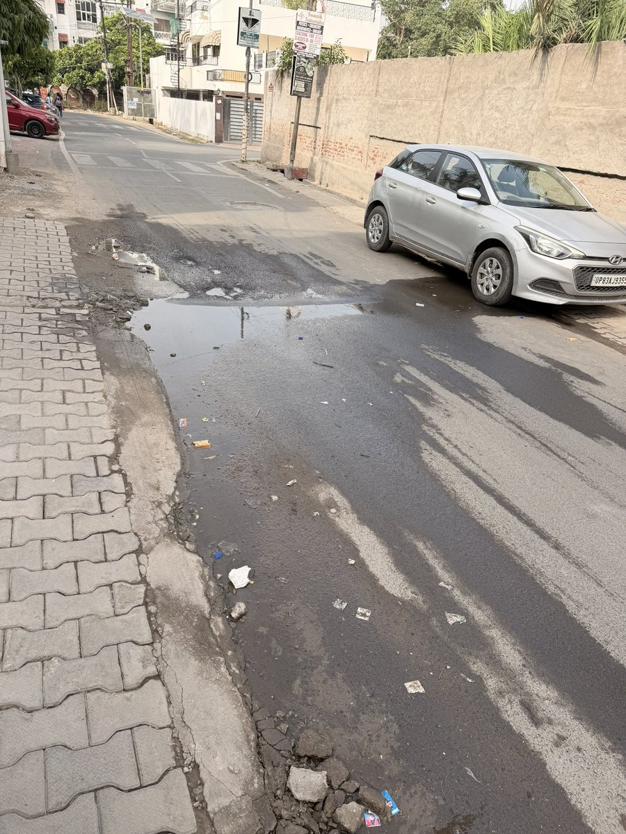 chintusharma413's tweet photo. For last 15–20 days, sewer/gutter water has been overflowing 24×7 onto the main road at Moti bagh,Dayal Bagh, Despite repeated complaints, no action has been taken. Children, residents are suffering and it poses a health risk @AgraNagarNigam @dm_agra @myogiadityanath @CMOfficeUP https://t.co/xrzqGdtRpW