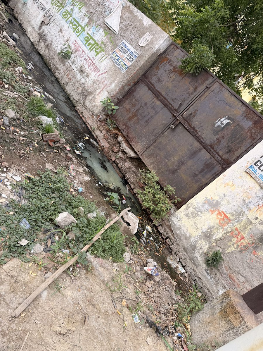 chintusharma413's tweet photo. For last 15–20 days, sewer/gutter water has been overflowing 24×7 onto the main road at Moti bagh,Dayal Bagh, Despite repeated complaints, no action has been taken. Children, residents are suffering and it poses a health risk @AgraNagarNigam @dm_agra @myogiadityanath @CMOfficeUP https://t.co/xrzqGdtRpW
