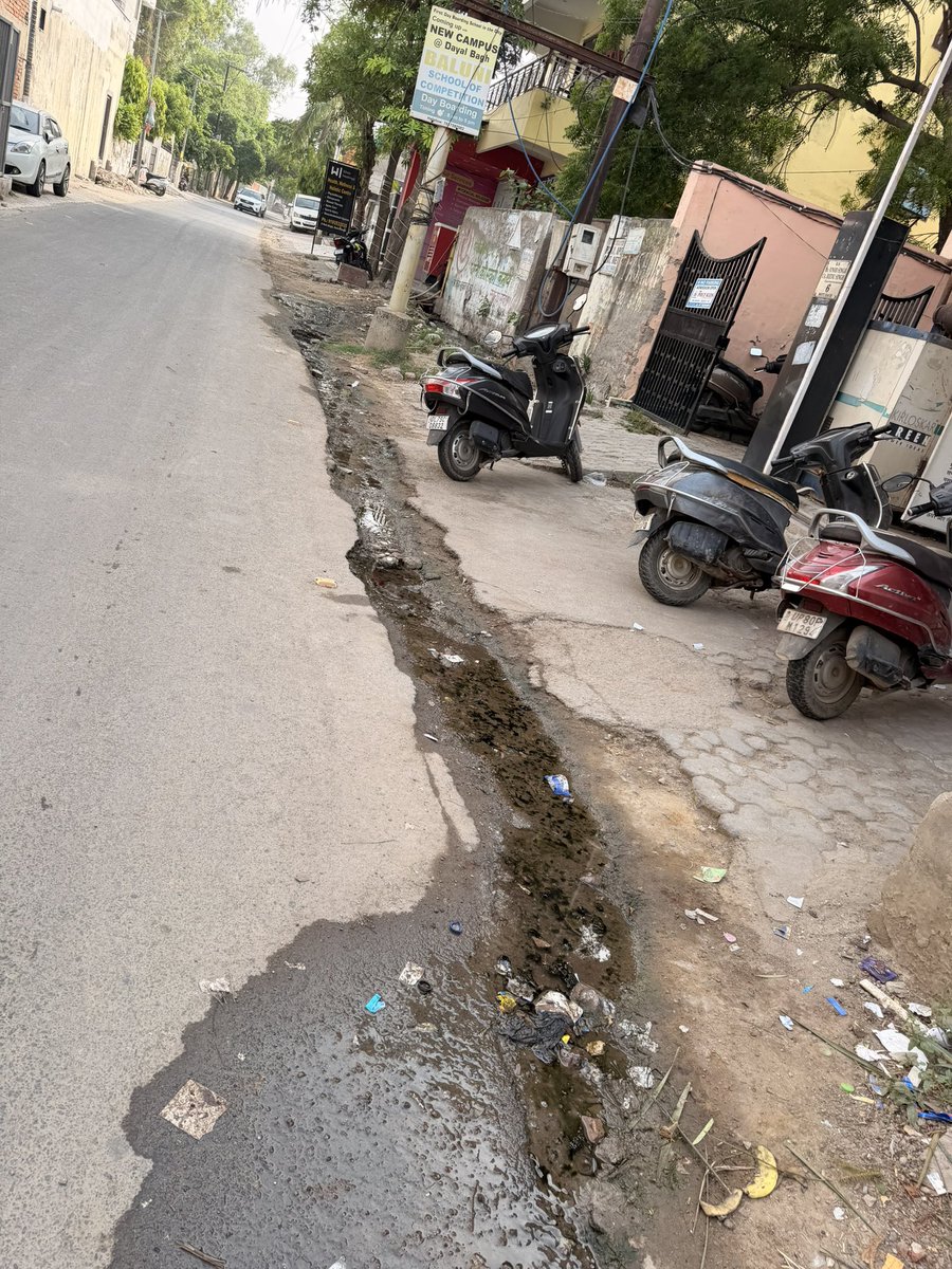 chintusharma413's tweet photo. For last 15–20 days, sewer/gutter water has been overflowing 24×7 onto the main road at Moti bagh,Dayal Bagh, Despite repeated complaints, no action has been taken. Children, residents are suffering and it poses a health risk @AgraNagarNigam @dm_agra @myogiadityanath @CMOfficeUP https://t.co/xrzqGdtRpW