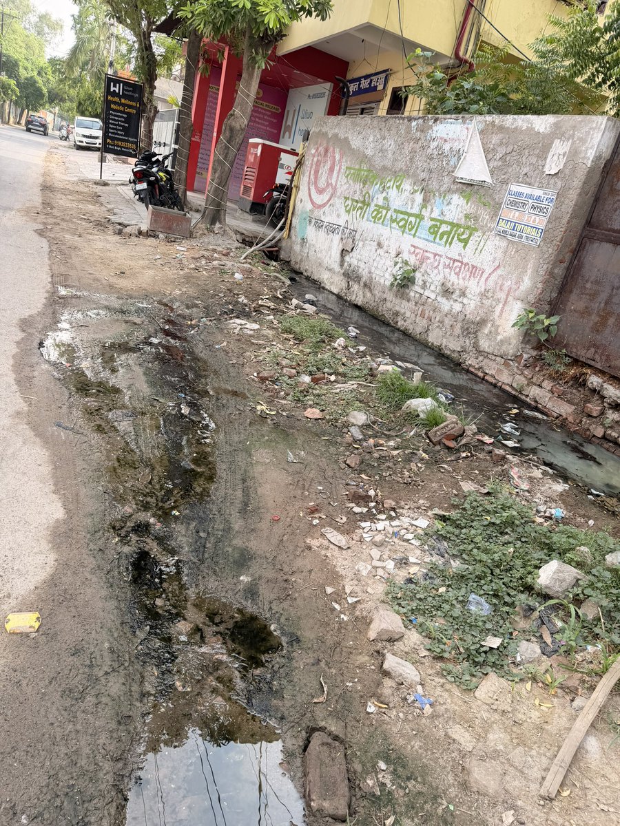 chintusharma413's tweet photo. For last 15–20 days, sewer/gutter water has been overflowing 24×7 onto the main road at Moti bagh,Dayal Bagh, Despite repeated complaints, no action has been taken. Children, residents are suffering and it poses a health risk @AgraNagarNigam @dm_agra @myogiadityanath @CMOfficeUP https://t.co/xrzqGdtRpW