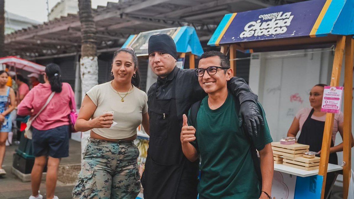 DASEAlcaldiaGye's tweet photo. Hay domingos que invitan a quedarse en casa. Y hay otros para salir a disfrutar la ciudad. 🚴‍♀️
Eso fue Ruta Centro: cientos de familias recorriendo el corazón de Guayaquil entre bicicletas, juegos y actividades para todas las edades.

@taticoronelf 
@alcaldiagye https://t.co/YLvmiF6yFE