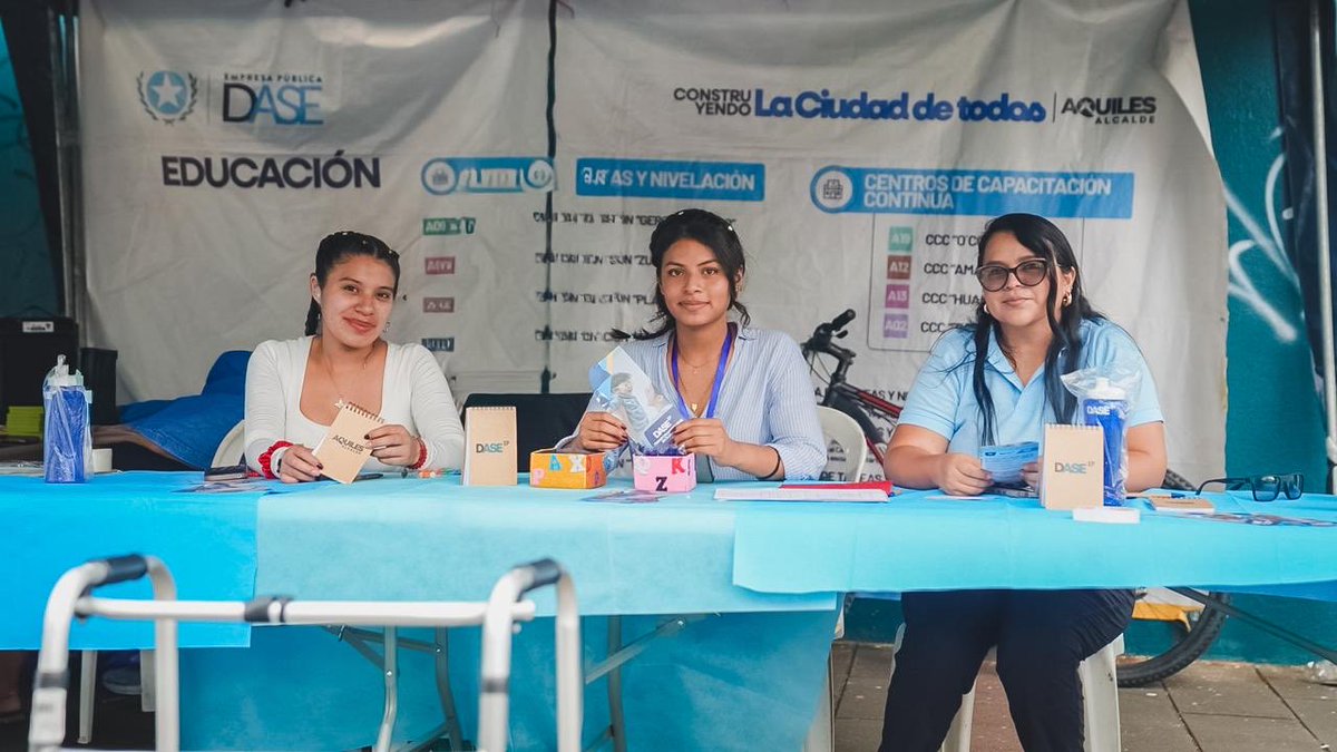 DASEAlcaldiaGye's tweet photo. Hay domingos que invitan a quedarse en casa. Y hay otros para salir a disfrutar la ciudad. 🚴‍♀️
Eso fue Ruta Centro: cientos de familias recorriendo el corazón de Guayaquil entre bicicletas, juegos y actividades para todas las edades.

@taticoronelf 
@alcaldiagye https://t.co/YLvmiF6yFE