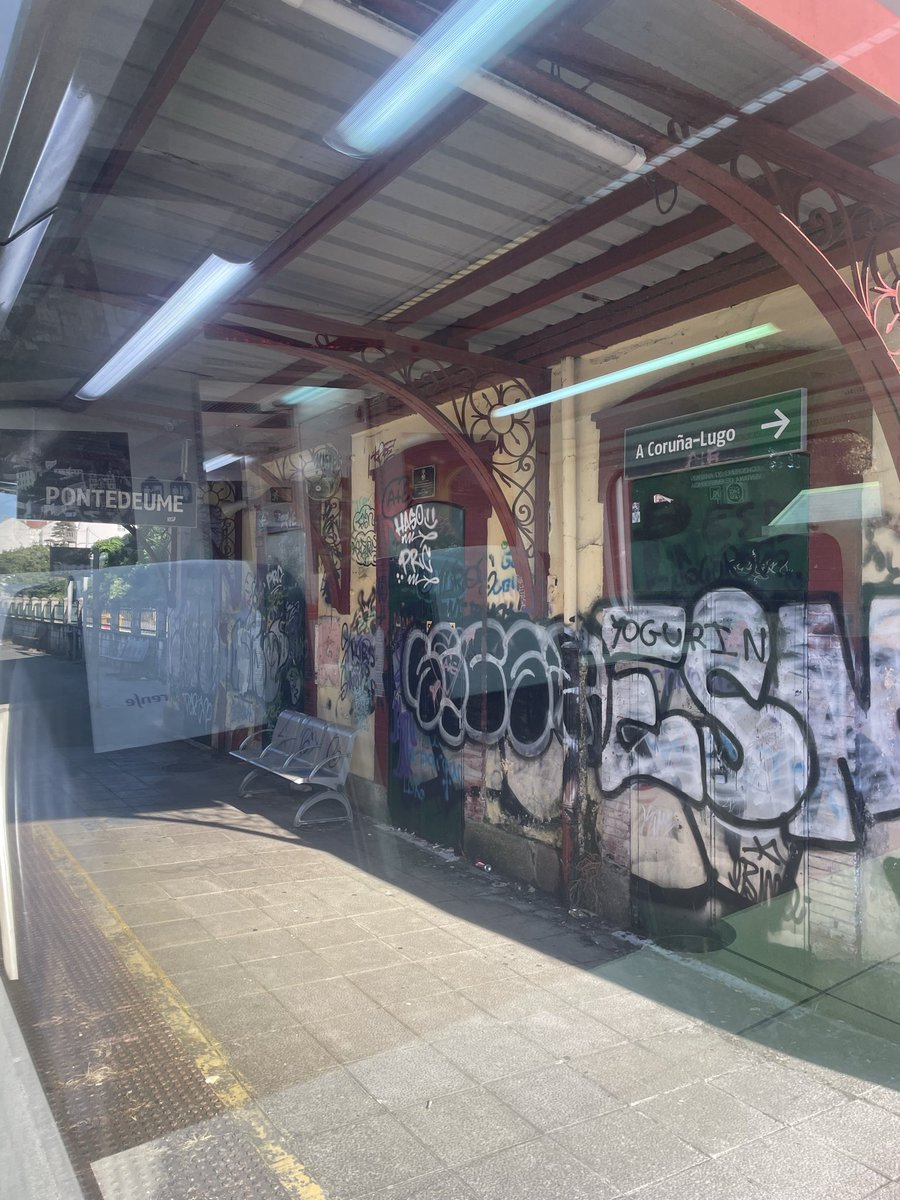 JuanmaFerrol's tweet photo. @oscar_puente_  le gusta mucho tuitear sobre Ferrolterra 📱pero también debería mirar su 🚆 No es solo Pontedeume o Ferrol: todas las estaciones están abandonadas y la línea es tercermundista. Menos publicaciones y más soluciones.
La foto es del otro día: el tren era una sauna 🥵 https://t.co/TffU5WYXvT