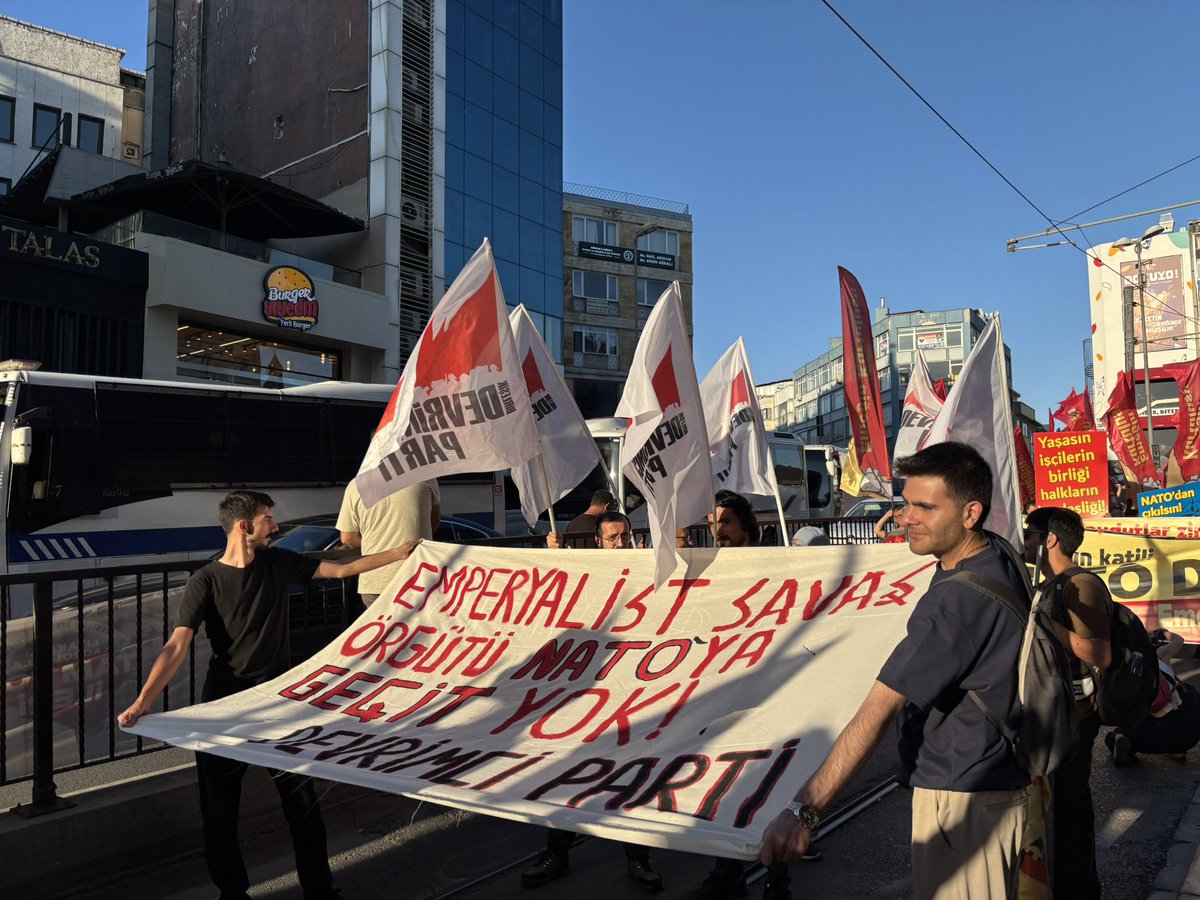 DevrimciParti_2's tweet photo. 📍Kadıköy
 
Emperyalist Savaş Örgütü NATO’ya Geçit Yok! 

Kahrolsun Katil #NATO!
