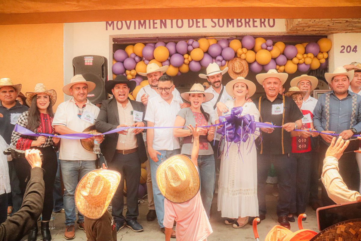 Lic_omar_hm's tweet photo. Muchas felicidades a El Movimiento del Sombrero Zacapu, son un gran ejemplo de trabajo, sencillez y servicio a su pueblo, han logrado algo histórico para su municipio. 

Me siento orgulloso de participar con ustedes en esta inauguración de la primera farmacia gratuita en #Zacapu. https://t.co/rujCqE2Jir