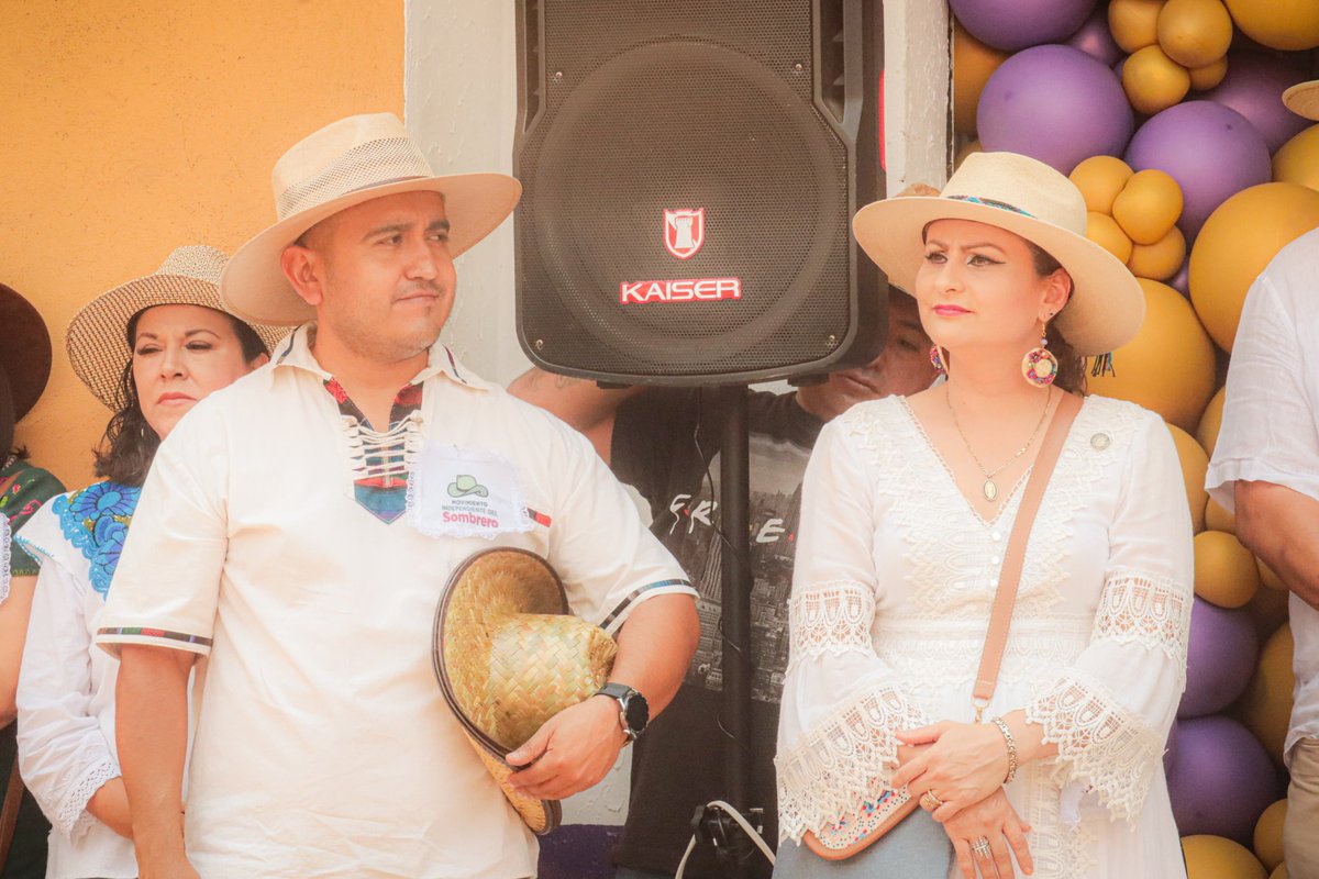 Lic_omar_hm's tweet photo. Muchas felicidades a El Movimiento del Sombrero Zacapu, son un gran ejemplo de trabajo, sencillez y servicio a su pueblo, han logrado algo histórico para su municipio. 

Me siento orgulloso de participar con ustedes en esta inauguración de la primera farmacia gratuita en #Zacapu. https://t.co/rujCqE2Jir
