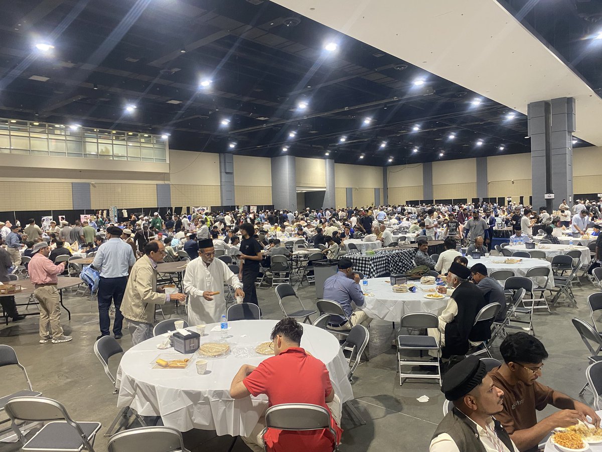 AMJBaitulEhsan's tweet photo. As the three-day 76th @USAJalsa comes to a close, members from Windsor, Ontario 🇨🇦 were honoured to participate in this inspiring gathering filled with faith, brotherhood, meaningful speeches, and fellowship. Safe travels to everyone returning home. 

#JalsaUSA #Windsor https://t.co/OvokaILxRF