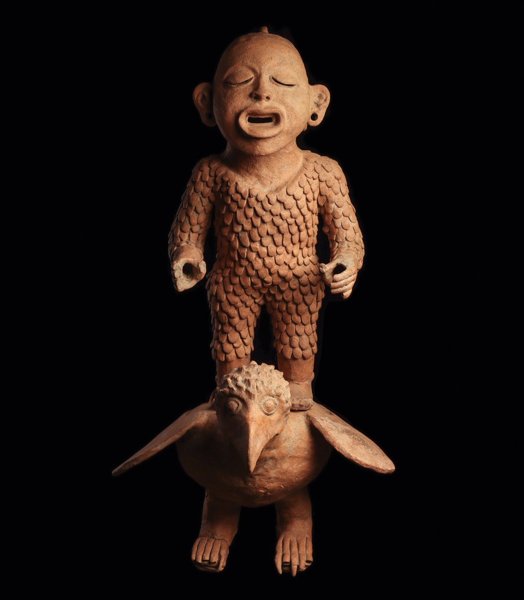 Tomslvarez7940's tweet photo. Escultura hecha en cerámica de Xipe ( Posclasico tardío,  Veracruz).
Lo extraño de esta escultura es que Xipe está parado sobre un ave.
Galería particular. https://t.co/8dOX7Av5xg