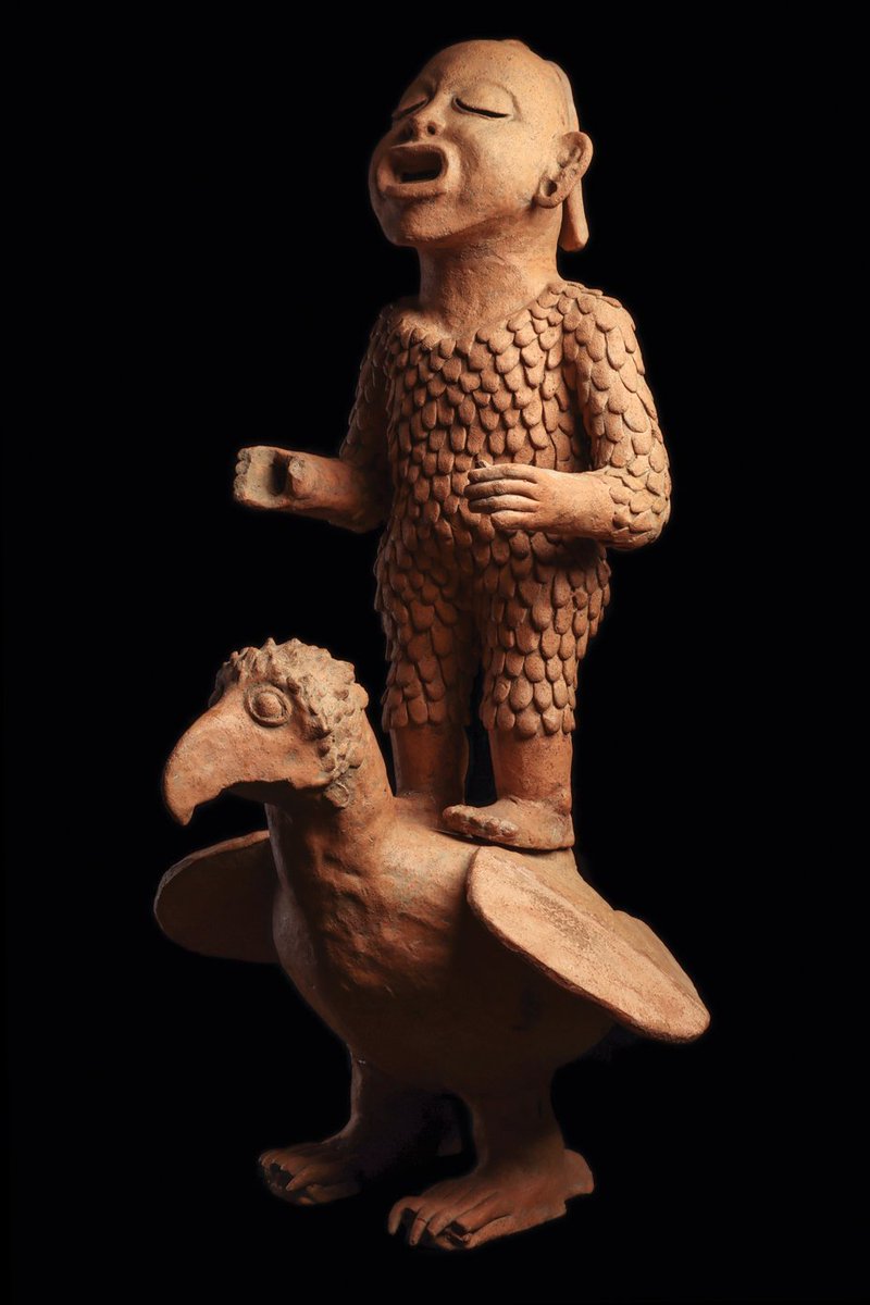 Tomslvarez7940's tweet photo. Escultura hecha en cerámica de Xipe ( Posclasico tardío,  Veracruz).
Lo extraño de esta escultura es que Xipe está parado sobre un ave.
Galería particular. https://t.co/8dOX7Av5xg
