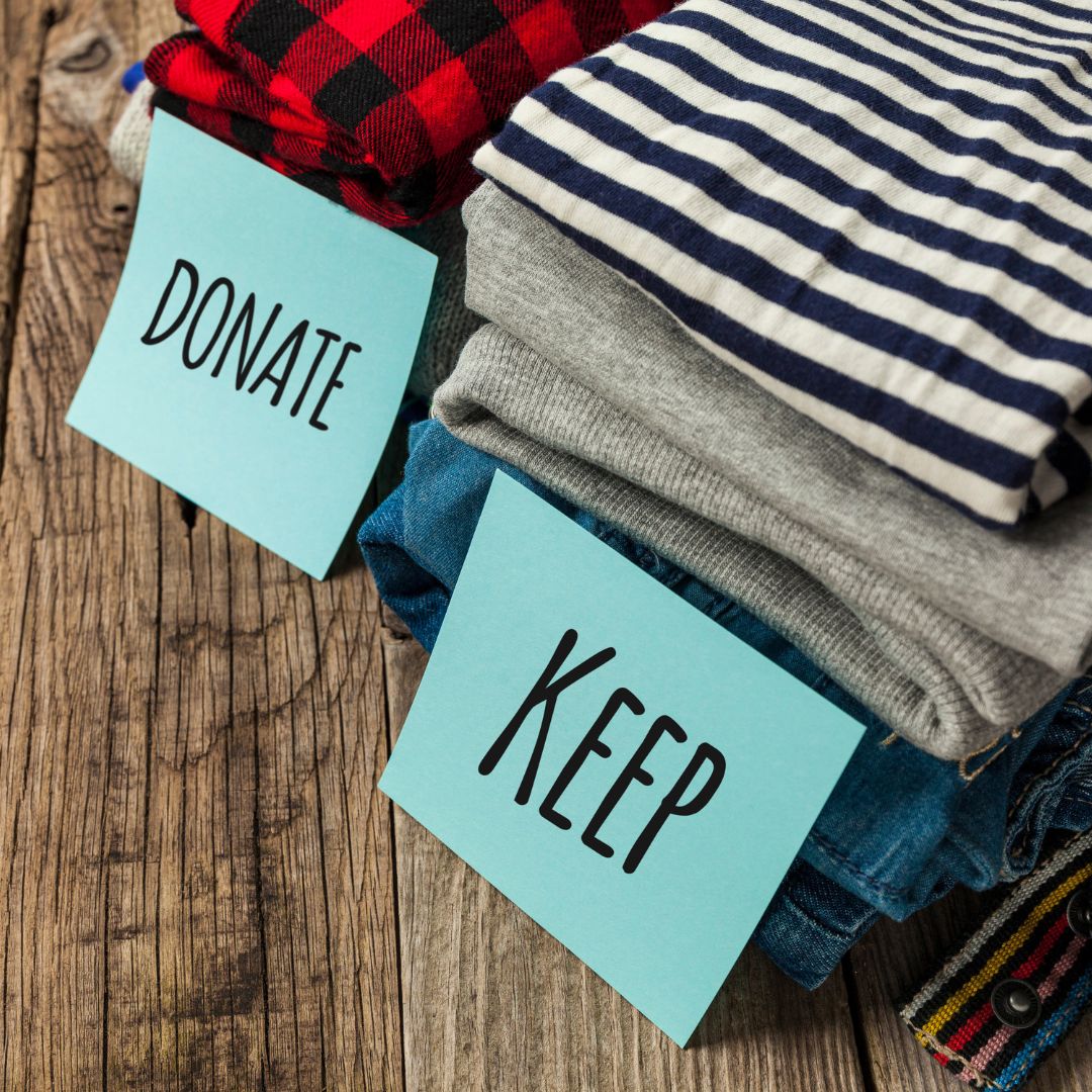 TXRealtorMiriam's tweet photo. ➡️ Streamline your move by decluttering before you pack. 👚 Donate or sell items you no longer need for a fresh start in your new home. https://t.co/c6bpm2PJ0W