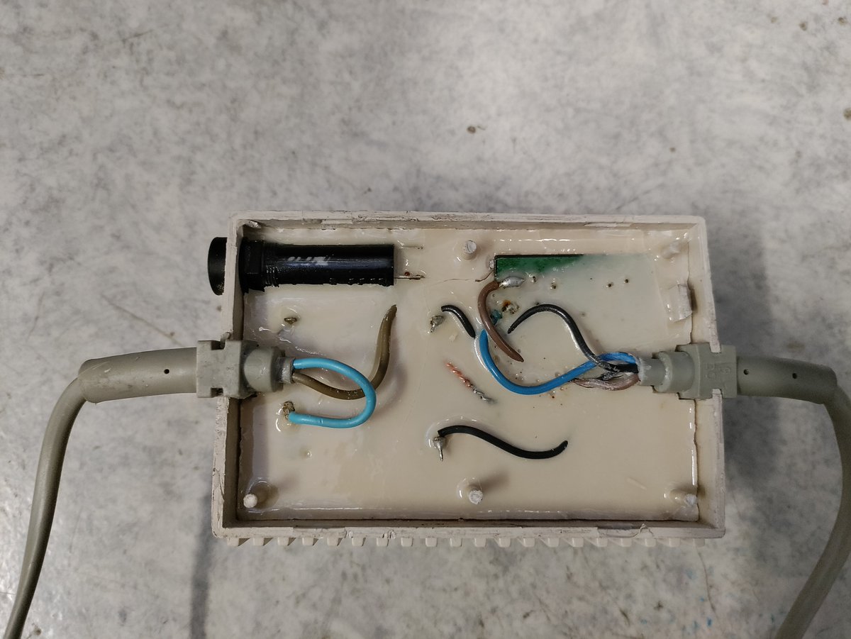 VeliUotila's tweet photo. Wanna look what's inside of it?
Here you go, boys and girls.
#Technology #RetroTech #C64 https://t.co/3Dqfqw8Qhq