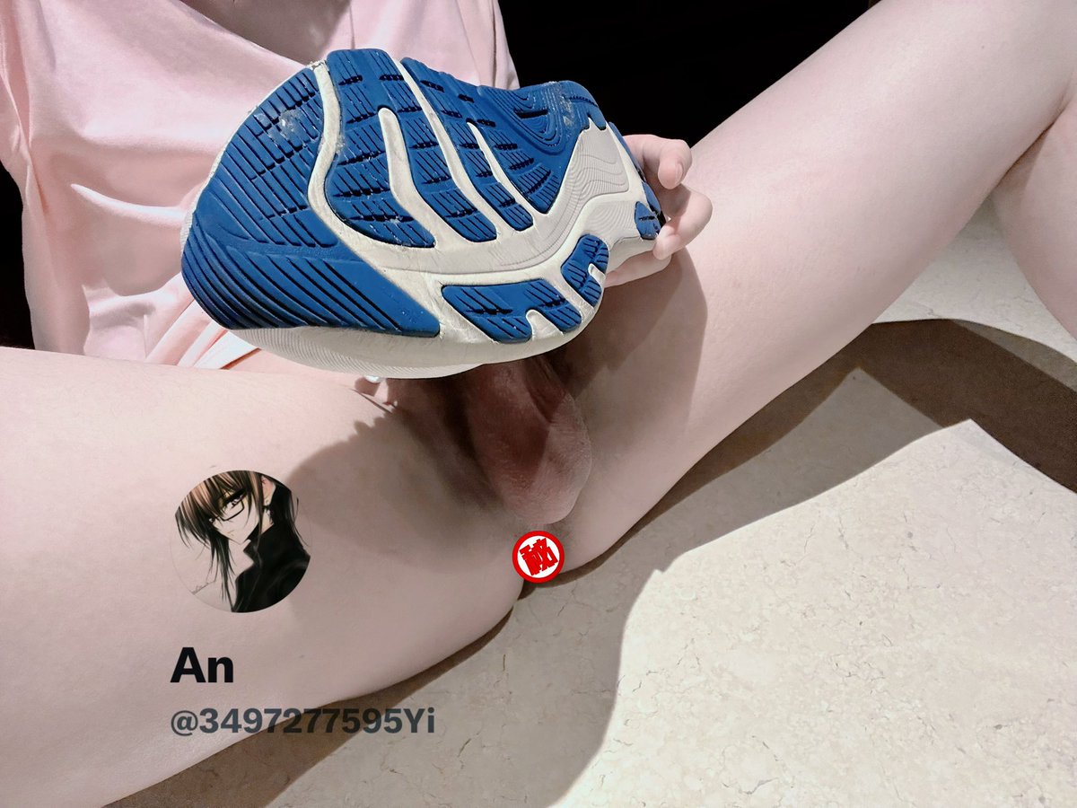 3497277595Yi's tweet photo. 为什么要让小狗🍵鞋鸭？
（转推后私信主播领取���频一份～谢谢你们）#男同 #小狗 #正太 #反差 #暴露 #裸足 #白袜 #恋物癖 #鸡鸡 #可爱 #少年 https://t.co/8L4BBZD9fY