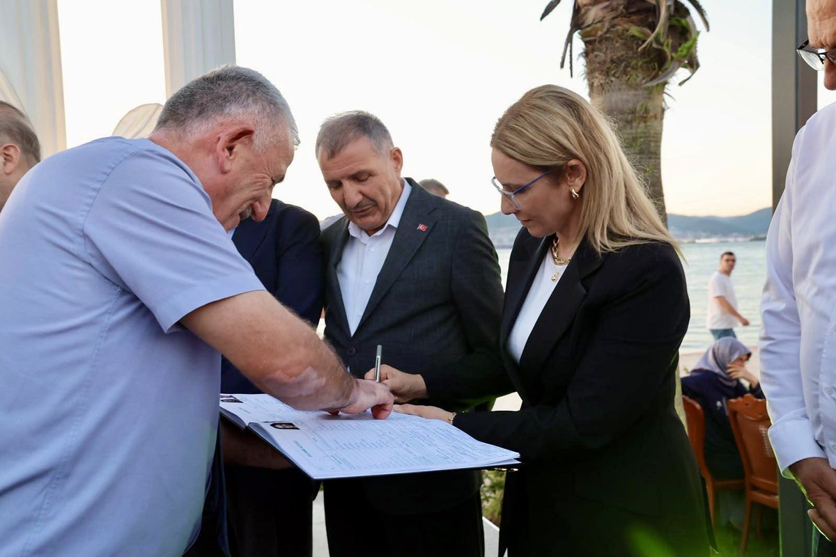 bernaabis's tweet photo. Gölcük Ak Parti ilçe teşkilatımızda birlikte görev yaptığımız Çetin Seymen ve Ayşe Seymen’in kıymetli evlatları Osman Buğra ve Elif’in nikahlarına şahitlik yaptık. 

Genç kardeşlerime ömür boyu mutluluklar, Seymen ve İncekara ailerine hayırlı olsun dileklerimi iletiyorum. https://t.co/wKvAzSTNqO