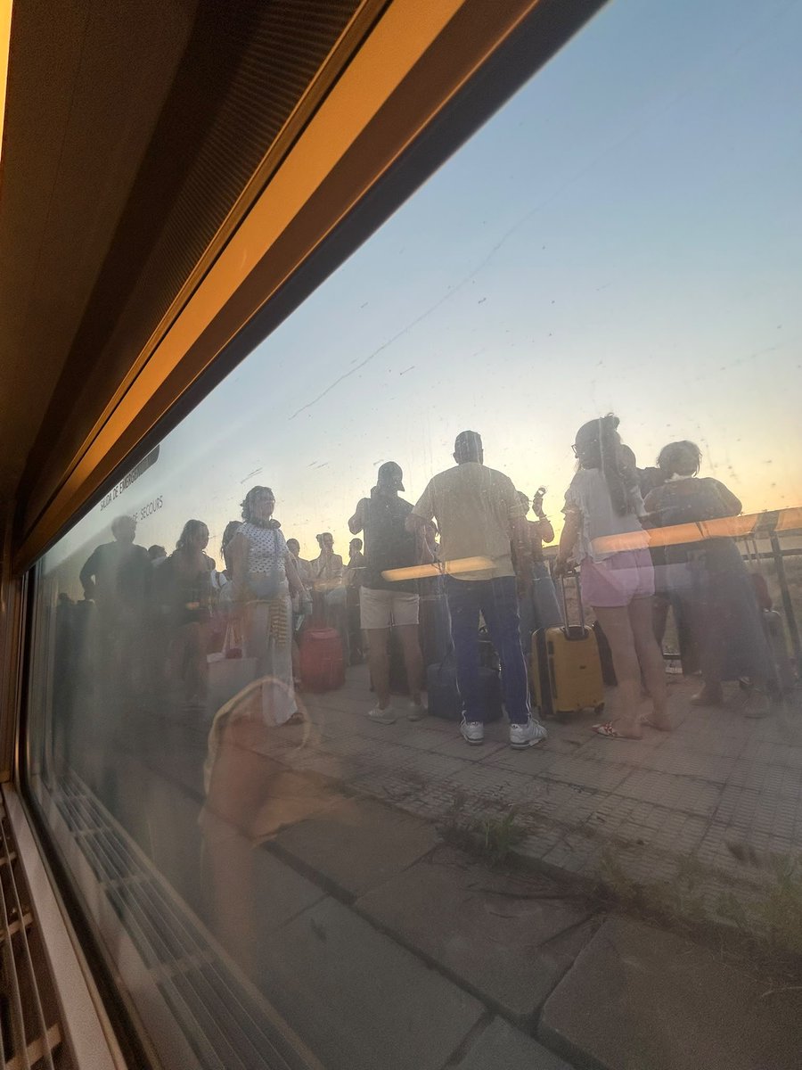 vctrsss's tweet photo. Mi novia está parada entre Lleida y Zaragoza en un @OUIGO_Es @OUIGO 06570 de Barcelona Sants a Madrid Puerta de Atocha y llevan mas de 2 horas parados sin aire acondicionado y sin información de nada al respecto. Son las 21:43h de la noche y siguen sin moverse, es una vergüenza. https://t.co/4WZpKP8dgN