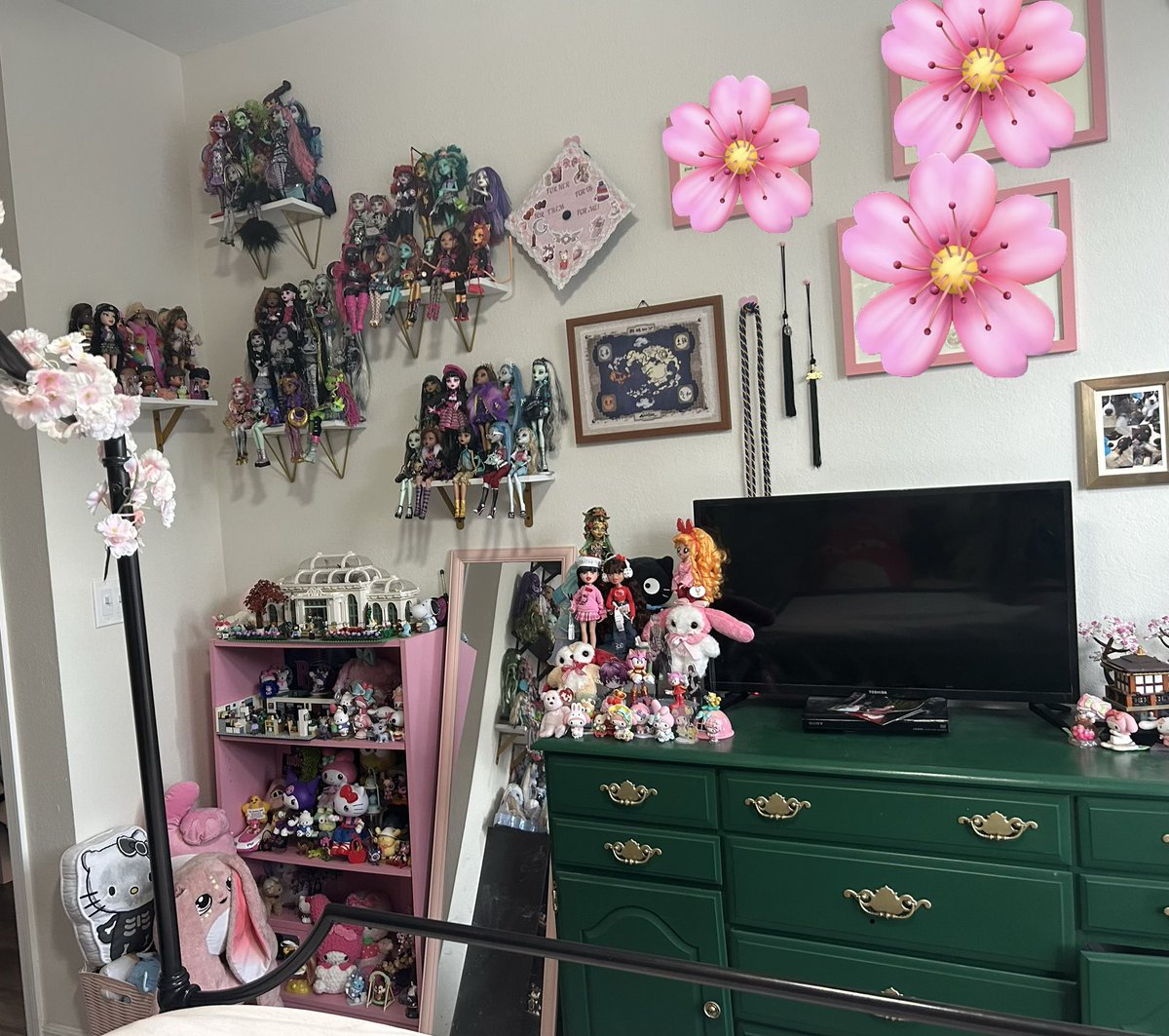 Rhaegals_flame's tweet photo. Bedroom of a 25 year old 🦢 https://t.co/cuSy3blI9F