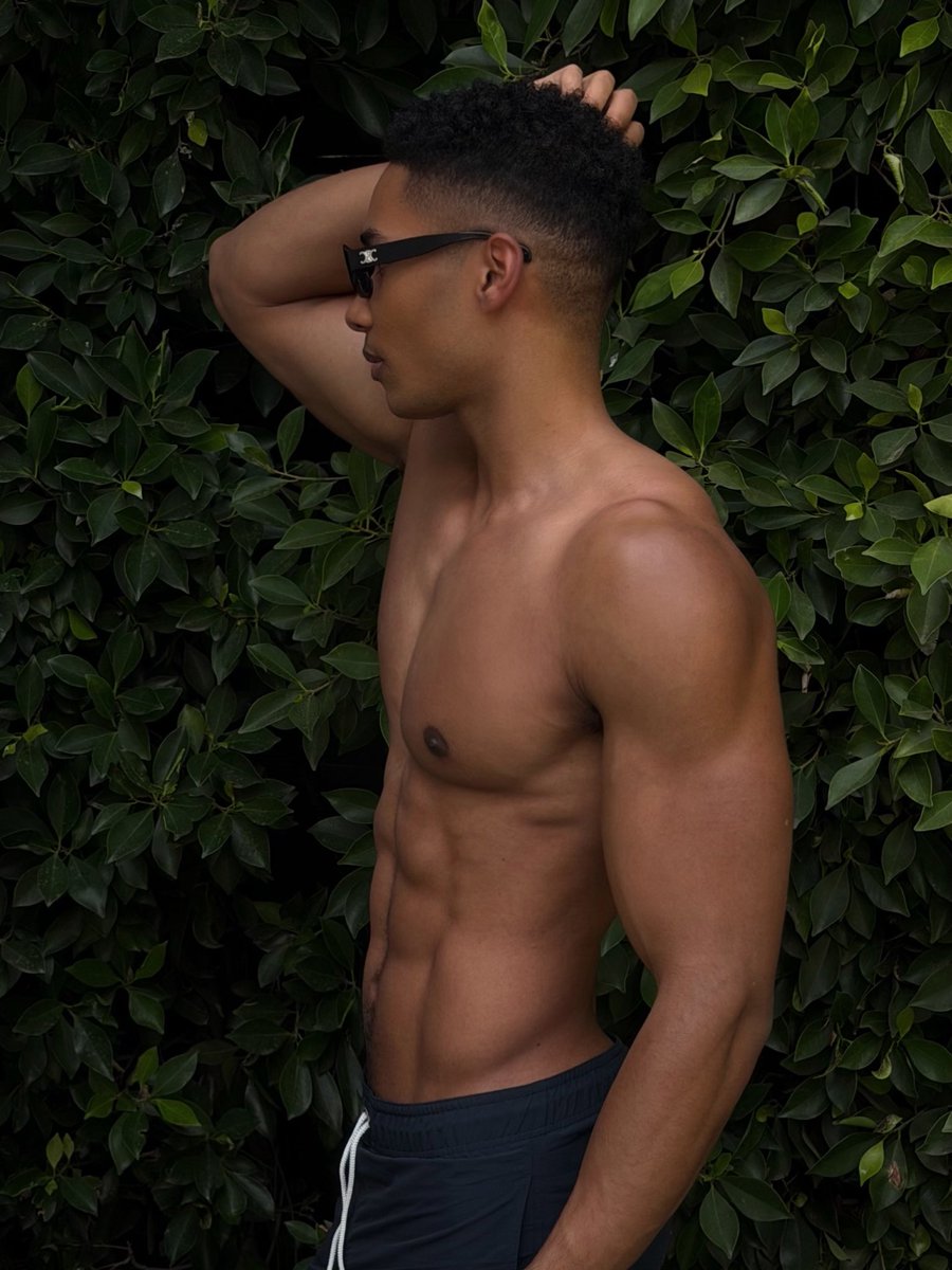 tylerjaems's tweet photo. poolside in Celine https://t.co/CoNr24vdZ2