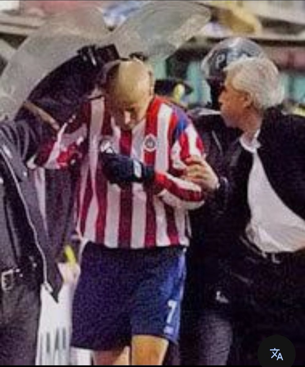 o5kar_27's tweet photo. @damian_macri Finísima afición y sobretodo buenos perdedores , no olvidar como el @bofo_100_  les pinto la cara en la bombonera y un aficionado entro al campo a patearlo y benitez lo escupe en la cara . Lo más bajo y ruin qué un ser humano puede hacerle a otro https://t.co/OHSdKKUwfU