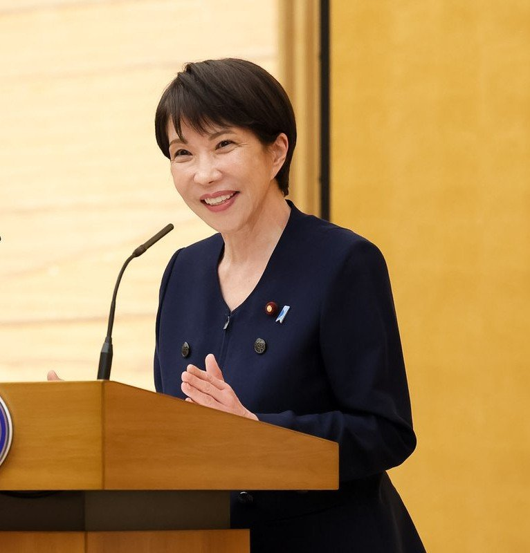 ThePenguinBTC's tweet photo. Japonya, 70 yıldır reddettiği şeyi devlet eliyle yapmaya başladı.

Size iki haber göstereceğim.

Birinci haber dün geldi. 

Japonya, ülkede yaşayan yabancılara devlet eliyle Japonca ve günlük hayatın kurallarını öğretecek.

İkinci haber son aylardan. 

Dünyanın en büyük çip üreticileri, art arda Japonya'da fabrika kuruyor.

İlk bakışta bu iki haberin birbiriyle hiçbir ilgisi yok.

Oysa ikisi aynı planın iki parçası.

Kısaca hatırlatayım.

1985'te Plaza Anlaşması imzalandı ve Japon yeni değer kazanmaya başladı. Üç yıl içinde dolar karşısında iki kat değerlendi.

Yen değerlendikçe Japon malı dünyada pahalandı. İhracat düştü. Üretim yavaş yavaş ülke dışına çıkmaya başladı.

En büyük kayıp çip endüstrisinde yaşandı.

O dönem dünya çip üretiminin yaklaşık yarısı Japonya'daydı. Dünyanın en büyük üç çip üreticisinin üçü de Japon şirketiydi.

Pahalanan yen bu tahtı taşınamaz hale getirdi. 

Üretim, maliyetin düşük olduğu iki komşuya kaydı: Güney Kore ve Tayvan. 

TSMC tam o yıllarda, 1987'de Tayvan'da kuruldu.

Bugün Japonya'nın dünya çip üretimindeki payı yüzde 10 civarında. 

En gelişmiş çiplerin neredeyse tamamı Tayvan'da üretiliyor.

Plaza'nın ikinci faturası daha sessizdi.

Üretim gidince büyüme durdu, maaşlar 30 yıl boyunca neredeyse hiç artmadı. Geleceğini göremeyen gençler önce evi erteledi, sonra evliliği, sonra çocuğu.

Doğum oranı 1.2'ye düştü; nüfusun kendini koruması için 2.1 gerekiyordu. 

Bugün Japonya her yıl yaklaşık 900 bin kişi kaybediyor. 

Tek bir detay her şeyi özetliyor: Japonya'da 2011'den beri yetişkin bezi, bebek bezinden çok satılıyor.

Yani Plaza, Japonya'dan iki şey götürdü. Önce fabrikalarını, sonra o fabrikalarda çalışacak kuşağı.

Asıl hikaye şimdi başlıyor.

Çünkü 40 yıl sonra iki gelişme aynı anda yaşandı ve denklem tersine döndü.

Birinci gelişme Tayvan'da.

Çin son yıllarda Tayvan üzerindeki baskıyı sürekli artırıyor. Dünyanın en gelişmiş çipleri tek bir adada toplanmış durumda ve o adanın üstünde savaş riski dolaşıyor. 

Şirketler ve devletler aynı soruyu soruyor: ya bir gün o adadan çip çıkamazsa?

Herkes çip üretimini güvenli topraklara dağıtmak istiyor.

İkinci gelişme yende.

Japon yeni bugün dolar karşısında son 40 yılın en zayıf dönemini yaşıyor. 1985'te zorla değerlenen para, bugün tarihi diplerde.

Zayıf yen şu demek: Japonya'da üretmek, 40 yıl sonra yeniden karlı.

İki gelişmeyi birleştirin. 

Dünya çip için güvenli liman arıyor. Japonya hem güvenli hem ucuz hale geldi. Üstelik çip üretmeyi bilen, bu işin tahtında oturmuş bir ülke.

Sonuç gecikmedi.

TSMC, Kumamoto'da ilk fabrikasını açtı, ikincisini kuruyor.

Japon devleti maliyetin yaklaşık yarısını kendi cebinden ödedi. Üçüncü fabrika masada. Devlet, üretimini ülkeye taşıyan her şirkete teşvik kapısını açtı.

40 yıl önce Japonya'dan ilk giden çipti. İlk dönen de çip oldu.

İkinci haberin cevabı bu.

Ama planın tam ortasında bir boşluk var.

Dönen fabrikada kim çalışacak?

Araştırmalar Japonya'nın 2040'a kadar 11 milyon işçi açığıyla karşılaşacağını söylüyor. 

Açık şimdiden her yerde hissediliyor. Lojistikte şoför bulunamıyor, bakım sektöründe yüz binlerce kişilik boşluk var, inşaat firmaları işçi bulamadığı için proje reddediyor.

Kumamoto'daki çip fabrikalarının daha inşaatında bile işçi sıkıntısı yaşandı.

Japonya bu boşluğu insansız kapatmayı yıllarca denedi. 

Otellere robot resepsiyonist koydu, bakımevlerine robot soktu, emeklilik yaşını yükseltti. 70'indeki insanlar market kasalarına geçti.

Yetmedi.

Robot yaşlı bakamıyor, kamyon kullanamıyor, duvar öremiyor. Fabrika robotla kurulur ama robotla dönmez.

Geriye tek kapı kaldı. Yabancı işçi.

Kapı aslında yıllardır sessizce aralanıyordu. Yeni çalışma vizeleri açıldı, yabancı işçi sayısı 10 yılda ikiye katlanıp 2.3 milyona ulaştı.

Ama devlet bunu hep aynı cümleyle savundu. Bunlar geçici.

Dünkü haber, o cümlenin bittiği yer.

Devlet artık yabancılara dilini öğretecek. Çöpün hangi gün çıkarılacağından deprem anında ne yapılacağına kadar günlük hayatın kurallarını anlatacak.

Geçici işçiye dil öğretilmez. Geçici işçiye toplumun kuralları anlatılmaz. Gidecek insana bu yatırım yapılmaz.

Bir ülke size dilini öğretmeye başladıysa, gitmenizi beklemiyordur.

Japonya, dönen üretimin işçisini şimdiden hazırlıyor. Birinci haberin cevabı da bu.

Şimdi iki haberi yan yana koyun.

Fabrikalar dönüyor. İşçiler hazırlanıyor.

Japonya 40 yıl önce kaybettiği üretimi geri almak için seferberlik başlattı. Ama bir şeyi geri alamıyor. Kayıp 30 yılda doğmayan kuşağı.

Bir ülke fabrikayı geri çağırabilir. Sermayeyi geri çağırabilir. Doğmayan çocuğu geri çağıramaz.

Bu yüzden dünyanın en kapalı toplumu, 70 yıllık reddini bırakıp kapıyı kendi eliyle açıyor.

Son bir not. 

Bu hikaye sadece Japonya'nın değil.

Güney Kore'nin doğum oranı 0.7 ile dünyanın en düşüğü. Çin'in nüfusu 2022'den beri azalıyor. Türkiye'nin doğum oranı 1.5'a indi; on yıl önce 2.1'di.

Bugün Tokyo'da olan, yarın başka başkentlerin kapısında.

Bu benim şahsi analizim.

Gelişmeleri takip ediyorum, sizi bilgilendireceğim.