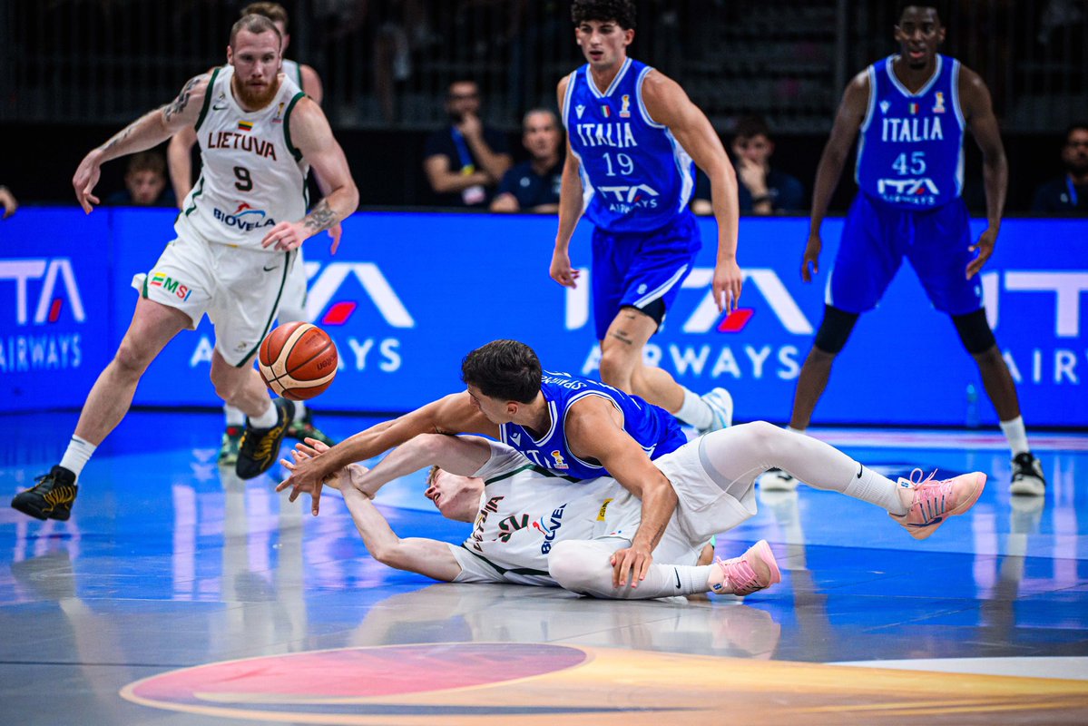 Italbasket's tweet photo. Fino alla fine, su ogni pallone ⚔️

#Italbasket | #FIBAWC https://t.co/BwnffC0rPG