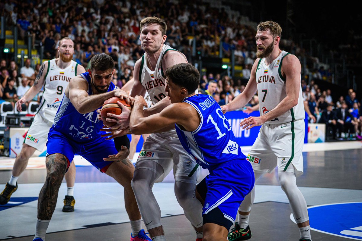 Italbasket's tweet photo. Fino alla fine, su ogni pallone ⚔️

#Italbasket | #FIBAWC https://t.co/BwnffC0rPG