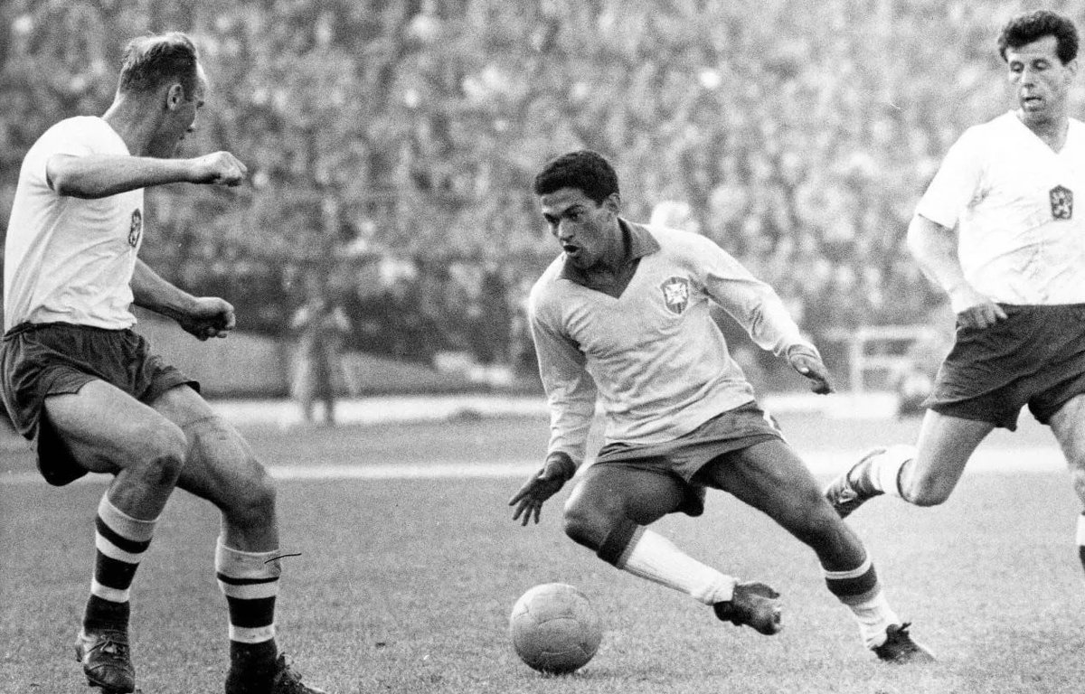 histoporte_'s tweet photo. 🤔 ¿Alguna vez pasó algo similar a lo de Balogun? Si, en 1962 con el brasileño Garrincha 🇧🇷

Durante el partido de semis contra Chile, Garrincha reaccionó de mala manera a las faltas de los defensas locales y fue expulsado: esto significaba una suspensión automática que lo dejaba fuera de la gran final.

✅ Sin embargo, gracias a intensas gestiones diplomáticas de la Confederación Brasileña y el apoyo del público chileno que admiraba su juego, la FIFA le otorgó una amnistía de último momento.