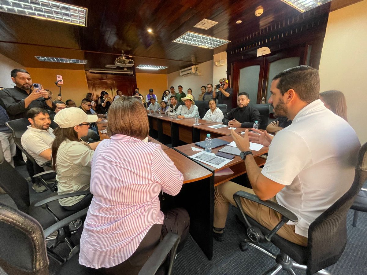 MIT_Ecuador's tweet photo. En #Zamora, el Gobierno Nacional continúa con las acciones inmediatas ordenadas por el presidente @DanielNoboaOk para atender la emergencia en la zona. 👷🚜

En este marco, el COE nacional, liderado por el ministro @RobertoLuqueN, junto a la ministra de @MinGobiernoEc, @natalymorillos, el ministro de @DefensaEc, @MinLoffredoEc, la secretaria de @Riesgos_Ec, @CaroLozanoHaro y representantes de todas las carteras de Estado, coordinan la atención oportuna a las familias afectadas.

Las decisiones se toman con base en la realidad del territorio, priorizando la seguridad y el bienestar de la ciudadanía.