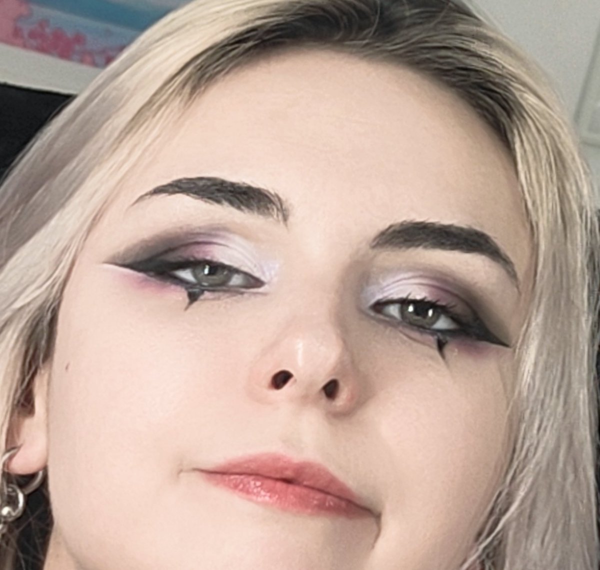 maisamune's tweet photo. This is my makeup look inspired by the ACE flag for Pride 2026
(a little bit of Stolas to the mix too hehe)
🖤🩶🤍💜

#pride2026🏳️‍🌈 #asexual #aroace
#aceinthehole #pride #makeup https://t.co/hW7uv9wvIo