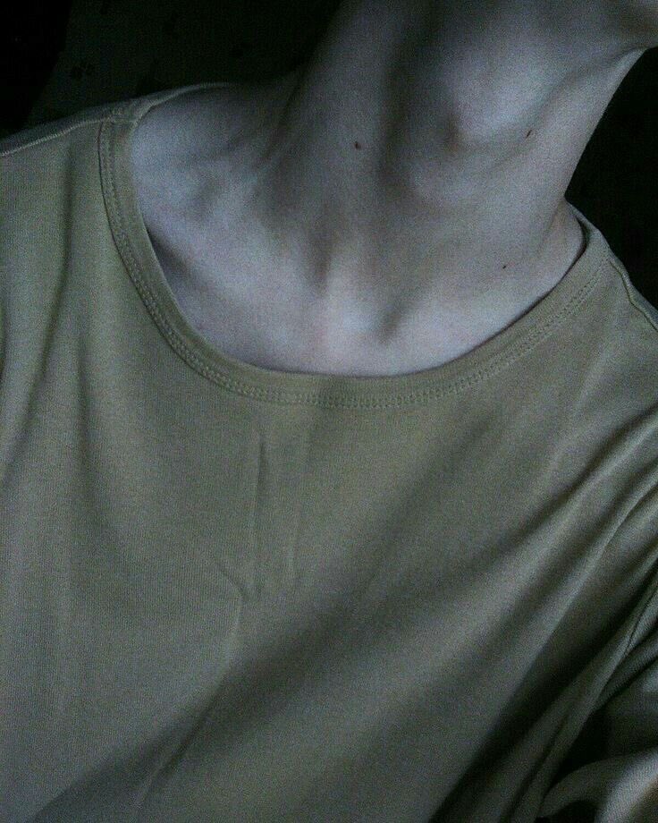 wclfslit's tweet photo. collar bones #boyspo #edrtwt #bodyspo https://t.co/D7XkF2o16r