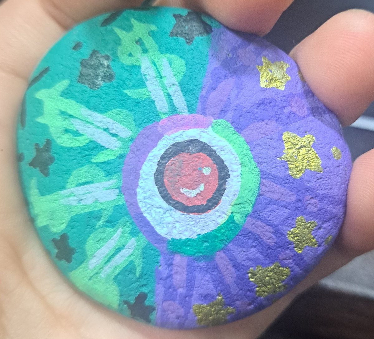 owo0919Vtype's tweet photo. 創作不一定要足夠優秀才能開始，因為每個作品都是獨一無二的:D

近期喜歡在石頭上畫圖！
意識到自己的頭腦裡確實不存在那座能湧出源源不絕靈感的噴泉

但不想因為這樣覺得自己不夠優秀
所以試著允許自己認同自己
是「特別」的 https://t.co/DxHhNlE74v