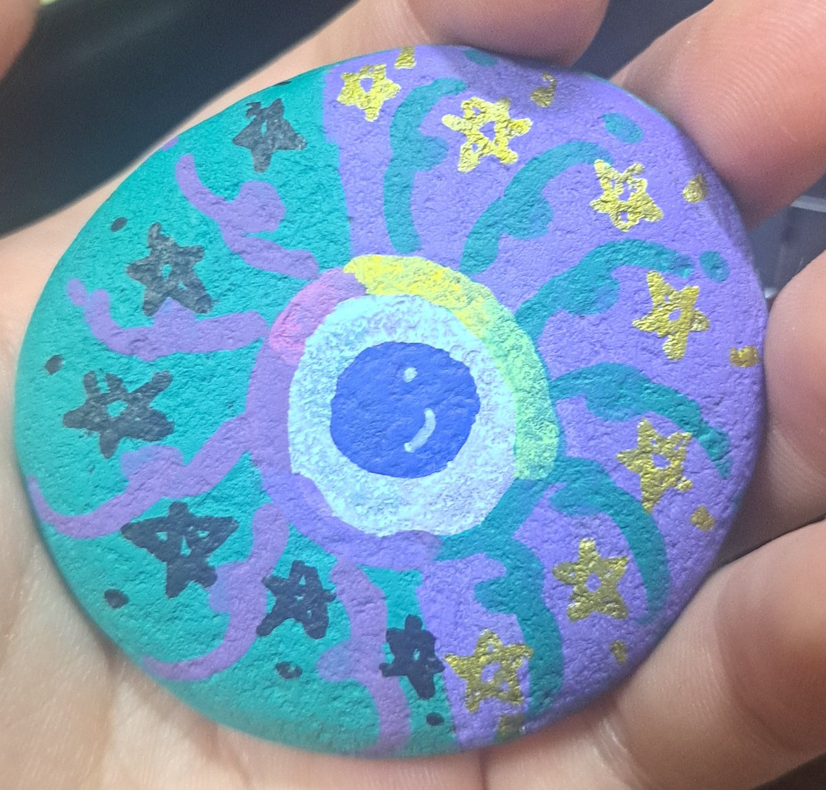 owo0919Vtype's tweet photo. 創作不一定要足夠優秀才能開始，因為每個作品都是獨一無二的:D

近期喜歡在石頭上畫圖！
意識到自己的頭腦裡確實不存在那座能湧出源源不絕靈感的噴泉

但不想因為這樣覺得自己不夠優秀
所以試著允許自己認同自己
是「特別」的 https://t.co/DxHhNlE74v