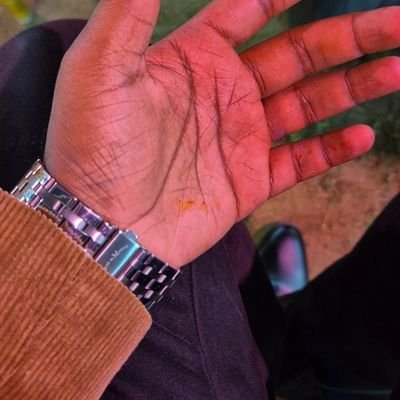 Lezeeshb's tweet photo. @avikrall @_reehaaaaan @Zooniii5 Even a 15 year old has hands bigger than u wash that dirty hand jeet guess what I aint brown 🥀😭it's  obvious my hand will be pale uneducated knockoff https://t.co/WPTYzOM5Qe