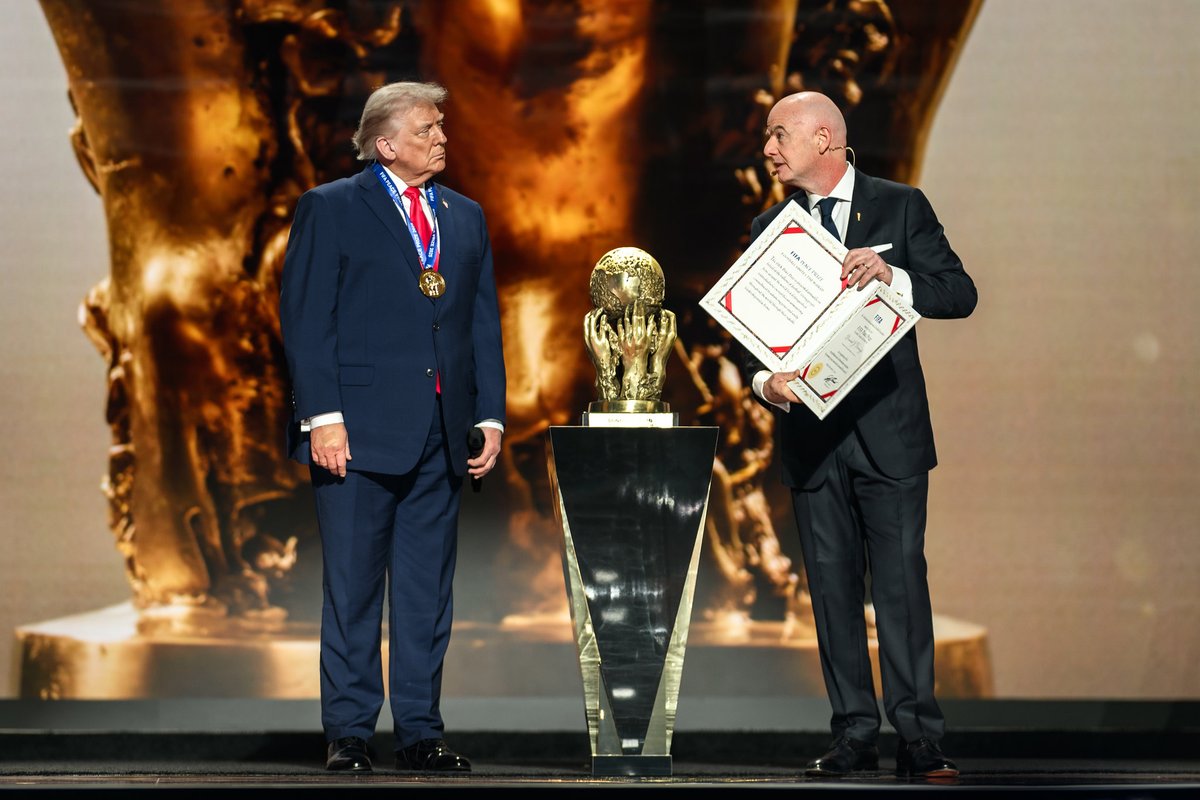 eixopolitico's tweet photo. 🇺🇸 Donald Trump ligou diretamente para o presidente da FIFA, Gianni Infantino, pedindo a retirada da suspensão de Balogun pelo cartão vermelho, informa o The New York Times com base em três fontes ouvidas.

É a primeira vez desde Garrincha, em 1962, que a entidade permite que um jogador entre em campo após ter sido expulso e suspenso.