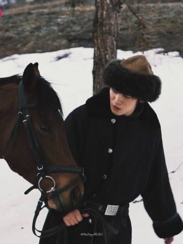 croowjon's tweet photo. "The mare whickered softly as Jon Snow tightened the cinch. 'Easy, sweet lady'he said in a soft voice, quieting her with a touch." 
A Game of Thrones - Jon IX https://t.co/jDxN2T8LlW