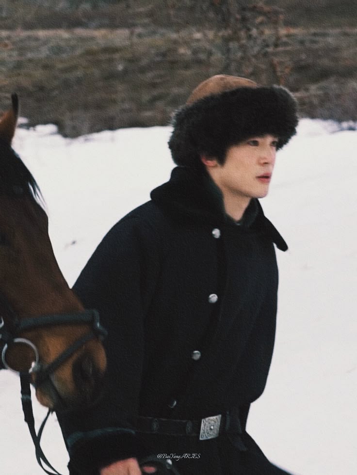 croowjon's tweet photo. "The mare whickered softly as Jon Snow tightened the cinch. 'Easy, sweet lady'he said in a soft voice, quieting her with a touch." 
A Game of Thrones - Jon IX https://t.co/jDxN2T8LlW