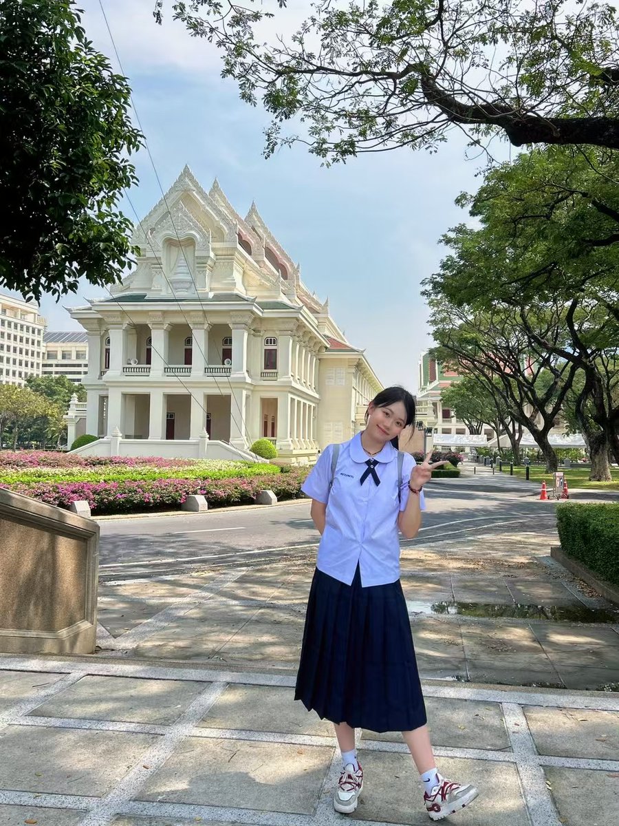 feiziwei1's tweet photo. 这个长的真挺不错的。 可能有点不上镜 说实话去年前年的我还暗恋过她，不过我俩肢体接触最近的一回也就是毕业典礼上我趁人多摸了把她屁股，手感是真不错 https://t.co/pZoH0zQtcj