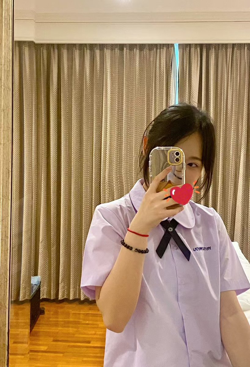 feiziwei1's tweet photo. 这个长的真挺不错的。 可能有点不上镜 说实话去年前年的我还暗恋过她，不过我俩肢体接触最近的一回也就是毕业典礼上我趁人多摸了把她屁股，手感是真不错 https://t.co/pZoH0zQtcj