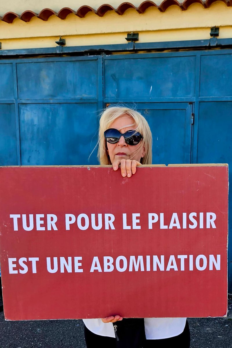 ValerieBijon's tweet photo. AUJOURD'HUI  , A BOUJAN SUR LIBRON(34),DES  TAUREAUX  ONT ETE TORTURES DEVANT DES FÊLÉS  AVIDES DE SANG  SOUS 38 DEGRÉS. NOUS ETIONS PRESENTS  POUR DENONCER  CETTE HONTE. 
@BeziersColbac
@CaronAymericoff

@CRAC_Europe https://t.co/Q6JBeAze2O