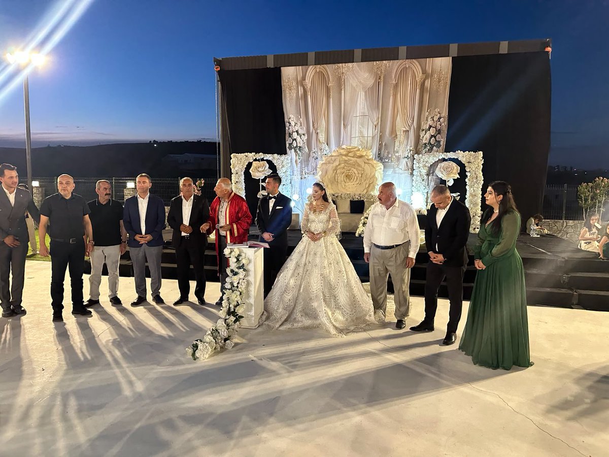 sumder6363's tweet photo. Şehrimizin muteber ailelerinden Çetin ve aksöz ailelerinin değerli evlatları Yusuf ve Kübra çiftinin düğün merasimine katılarak nikâh akitlerine şahitlik etmekten büyük bir onur duyduk
Her iki aileyi tebrik ediyor sağlık, mutluluk ve ömür boyu saadetler diliyoruz @sumder6363 https://t.co/7FbzRmVtSk
