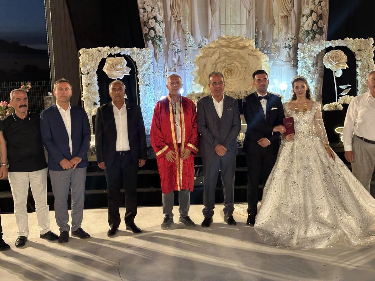 sumder6363's tweet photo. Şehrimizin muteber ailelerinden Çetin ve aksöz ailelerinin değerli evlatları Yusuf ve Kübra çiftinin düğün merasimine katılarak nikâh akitlerine şahitlik etmekten büyük bir onur duyduk
Her iki aileyi tebrik ediyor sağlık, mutluluk ve ömür boyu saadetler diliyoruz @sumder6363 https://t.co/7FbzRmVtSk