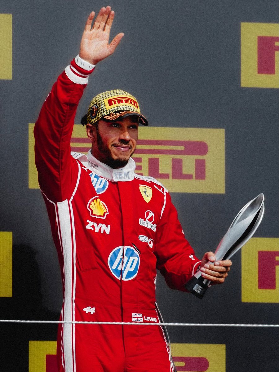 LH44NEWS's tweet photo. “3º lugar após uma corrida difícil. Tive um início de fim de semana promissor, mas, no final, algumas coisas aconteceram e as coisas não saíram como eu queria. Parabéns ao Charles e à equipe pela vitória, ele fez uma ótima corrida hoje.

Apesar dos desafios na corrida, estou muito orgulhoso do progresso que fizemos como equipe. Estávamos preocupados em não sermos tão competitivos nesta pista, mas temos nos empenhado muito nesta temporada e o esforço tem sido enorme. Esse fim de semana mostra que estamos evoluindo e fica claro que estamos na briga. Agora, cabe a nós continuar ousados, seguir melhorando e construir ainda mais. É sempre incrível subir ao pódio diante da torcida da casa. Silverstone, obrigado a todos pelo carinho e pela energia; levarei isso comigo para sempre 🇬🇧🏠”

— Lewis Hamilton via Instagram